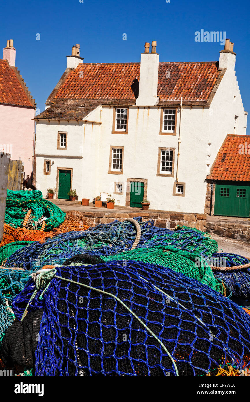 Le reti da pesca sulla banchina al porto di Pittenweem, East Neuk di Fife, Scozia. Foto Stock