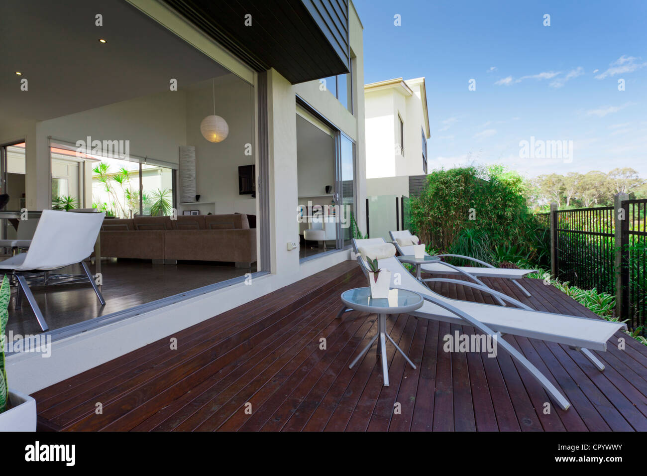 Per esterni in legno deck in Australiano moderno mansion Foto Stock