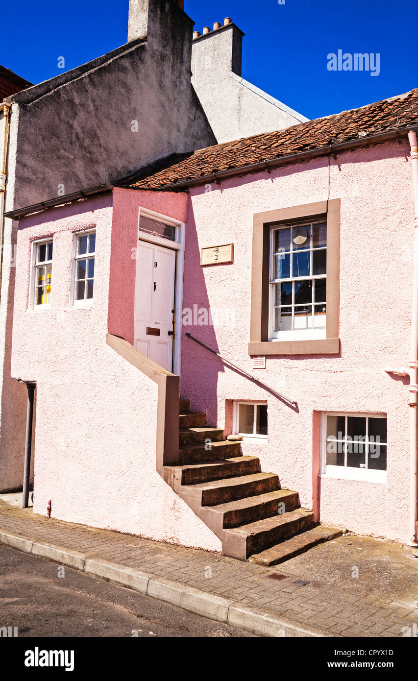 Dipinto di rosa casa in St Monans, East Neuk di Fife, Scozia. Foto Stock