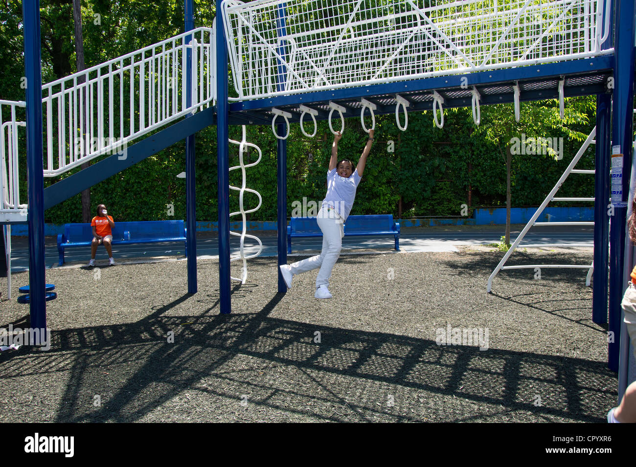Sesta livellatrici giocare nel parco giochi in una scuola di Newark, NJ Foto Stock