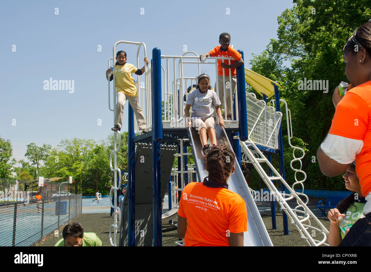 Sesta livellatrici giocare nel parco giochi in una scuola di Newark, NJ Foto Stock