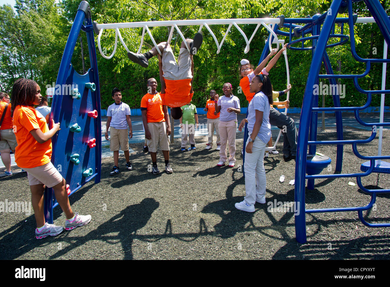 Sesta livellatrici giocare nel parco giochi in una scuola di Newark, NJ Foto Stock