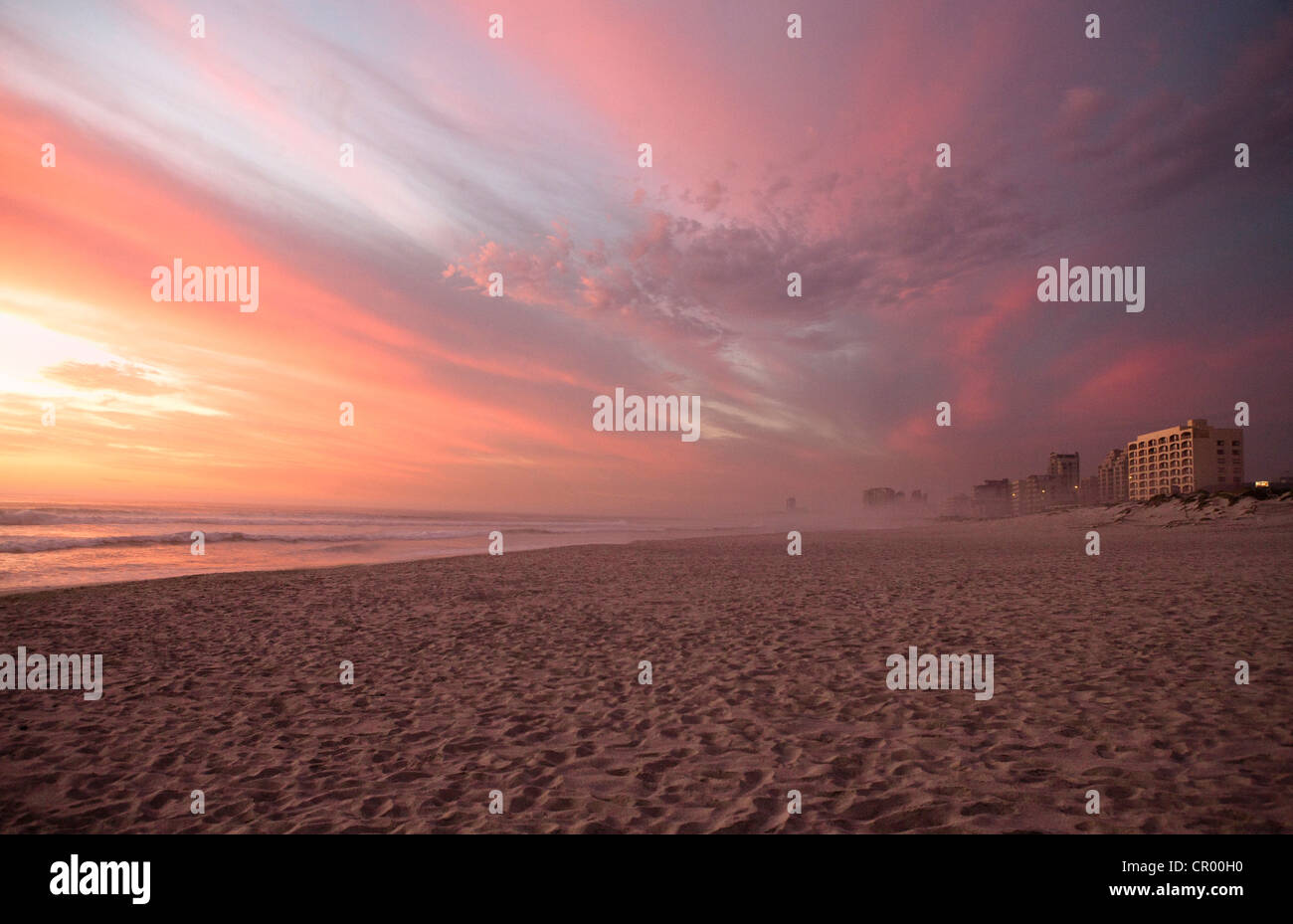 Tramonto sulla deserta spiaggia sabbiosa Foto Stock