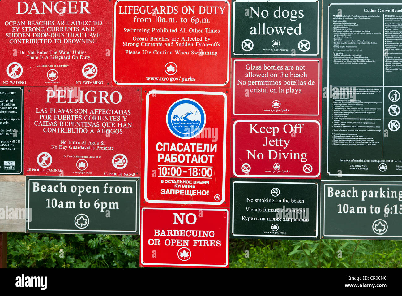 Misc. digital signage all'entrata di Cedar Grove Beach in Staten Island in New York Foto Stock