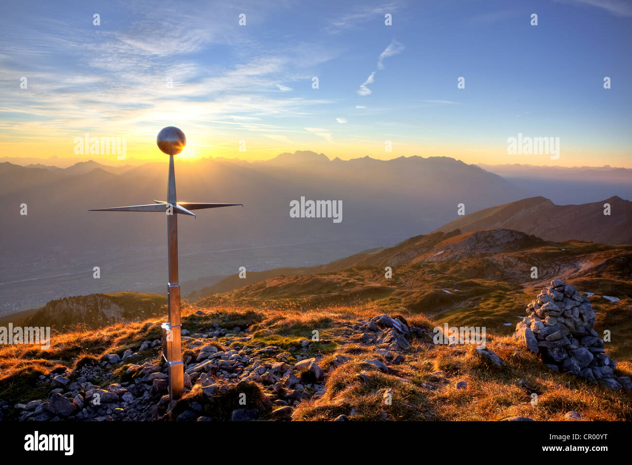 Vertice di croce di Mt Margelkopf sopra la Valle del Reno all'alba in autunno, alpi svizzere, Svizzera, Europa Foto Stock