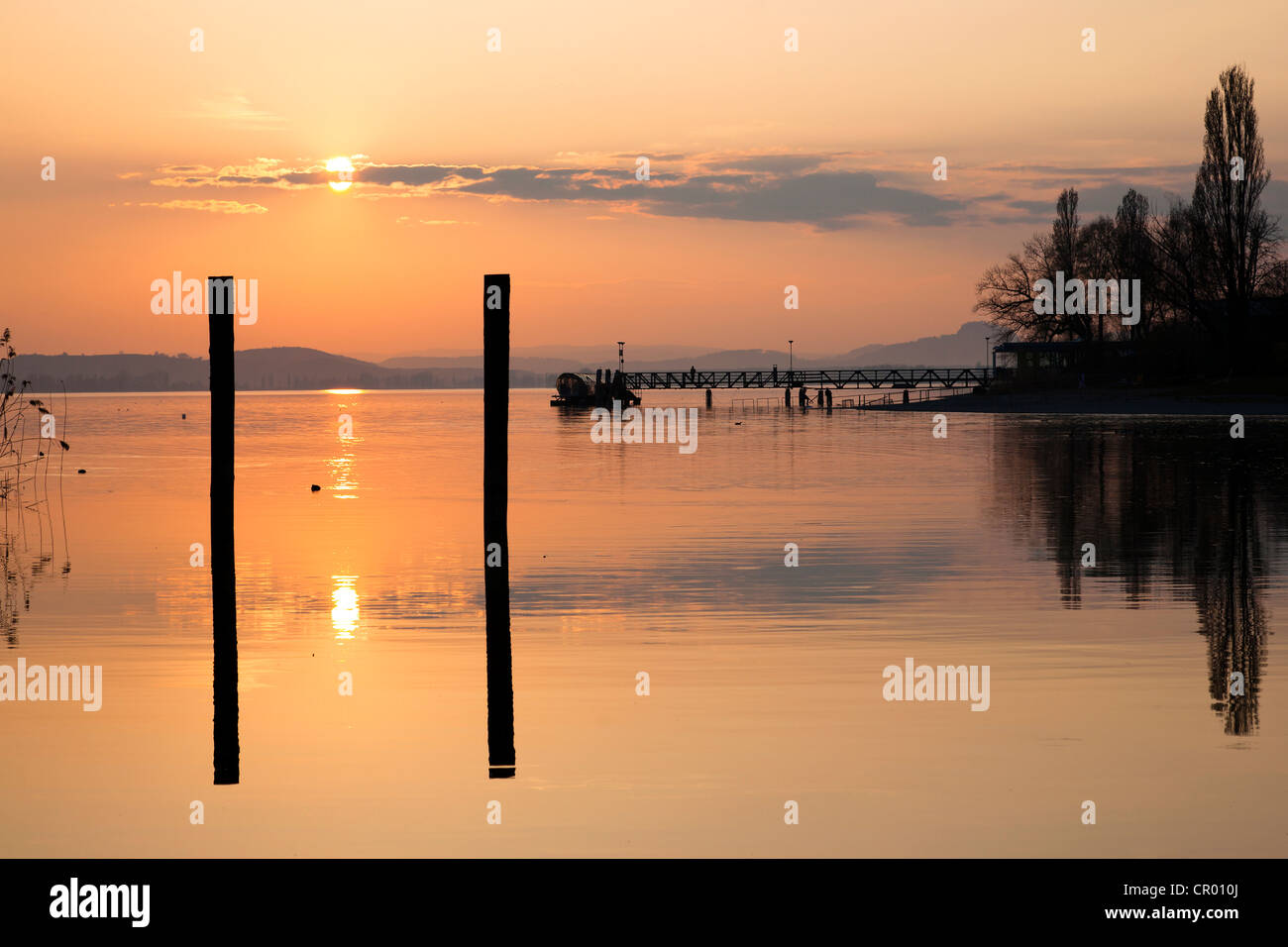 Pontile con energia solare di traghetto sulla penisola di Mettnau al tramonto, il lago di Costanza, in Germania, Europa PublicGround Foto Stock