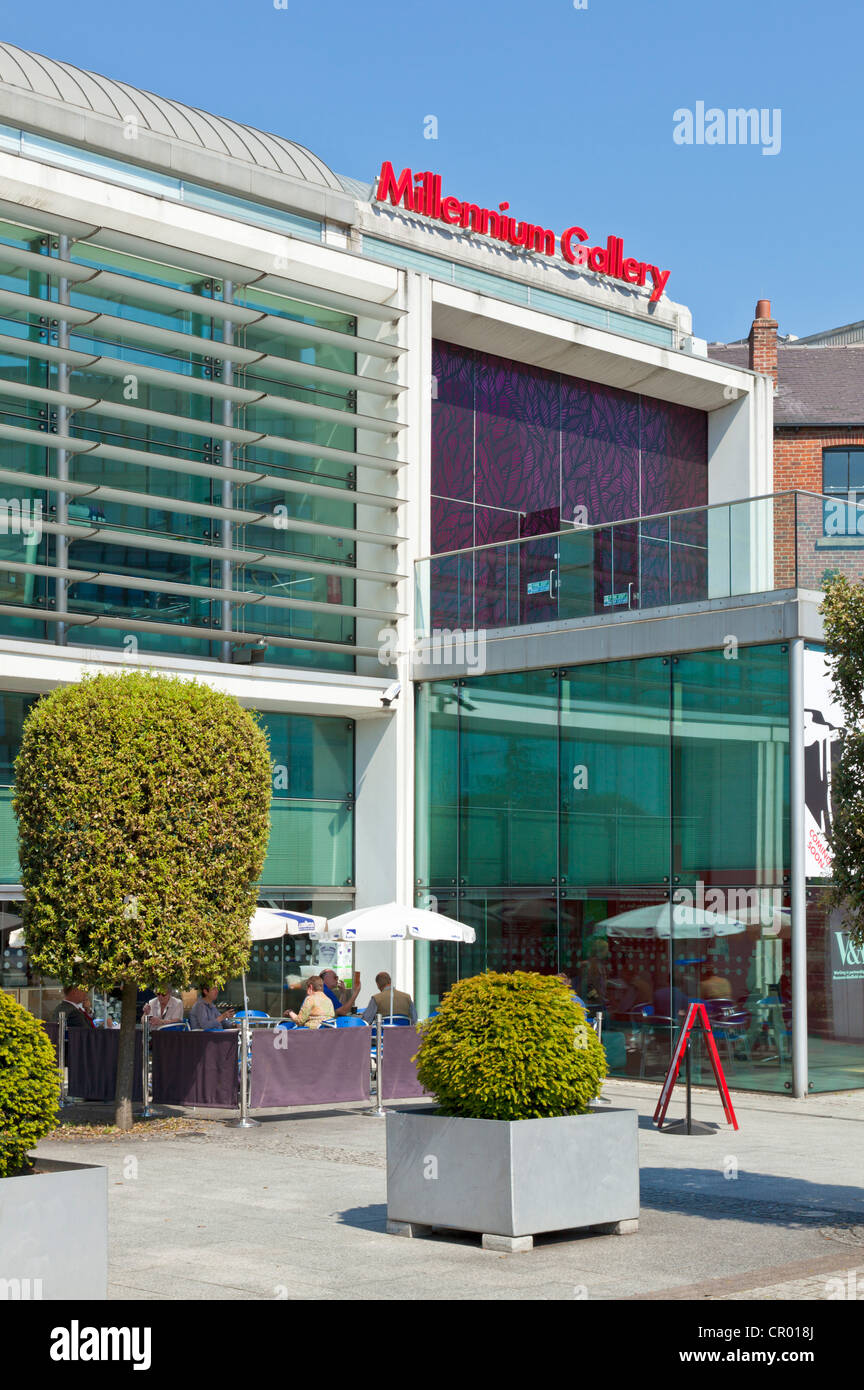 Sheffield millennium gallery art design craft shop e caffetteria centro della città di Sheffield Sheffield south yorkshire England Regno unito Gb europa Foto Stock