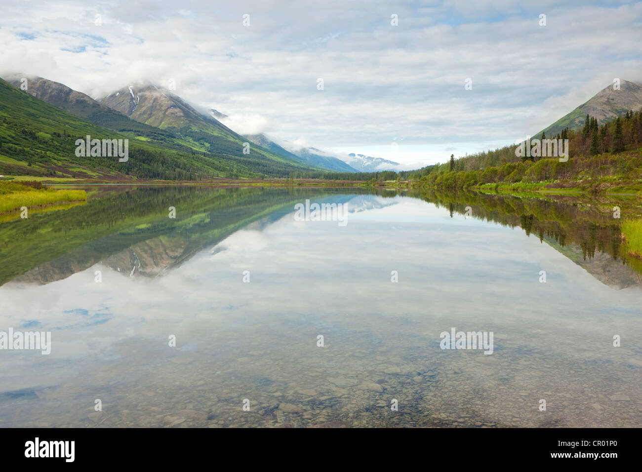 Vertice inferiore lago nel Chugach Mountains, Penisola di Kenai, Alaska, STATI UNITI D'AMERICA Foto Stock