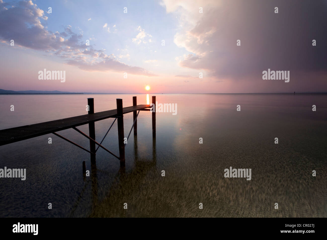 Pontile con la luce della sera e tempestoso clima che si affaccia sul Lago di Costanza nei pressi di Bregenz, Rohrspitz, Austria, Europa Foto Stock