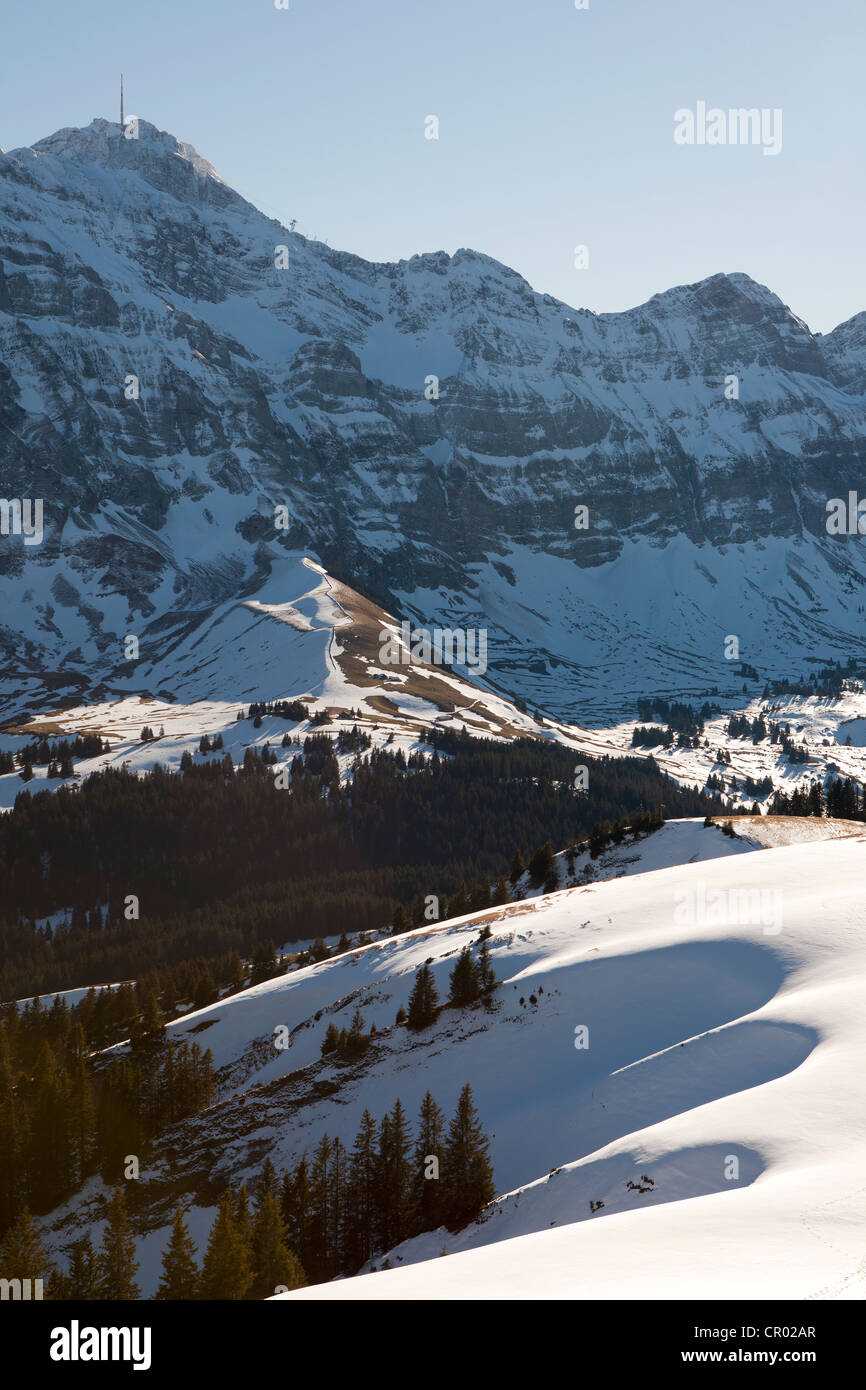 Alpstein massiccio con Mt Saentis e un alpeggio ricoperta di neve, Appenzell Alpi, alpi svizzere, Svizzera, Europa Foto Stock