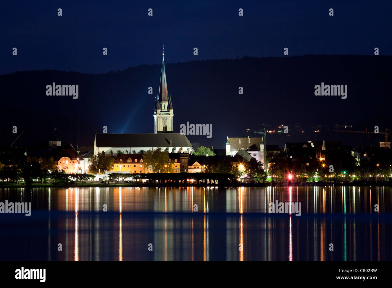 Radolfzell con illuminata minster, Lago di Costanza, in Germania, in Europa Foto Stock