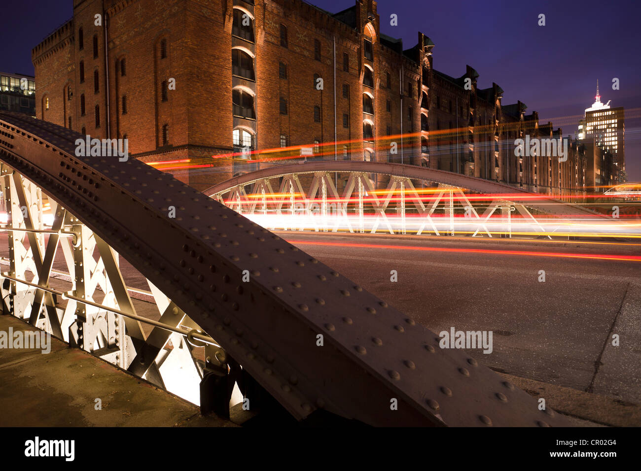 Ponte di notte nella Speicherstadt, warehouse district, al tramonto, Amburgo, Germania, Europa Foto Stock
