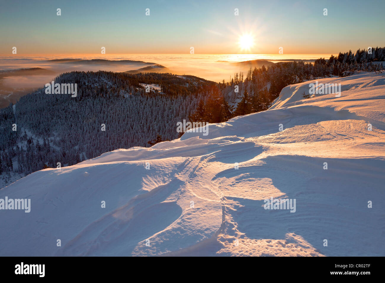 Sunrise e un bordo di neve, Hornisgrinde, Foresta Nera, Baden-Wuerttemberg, Germania, Europa Foto Stock
