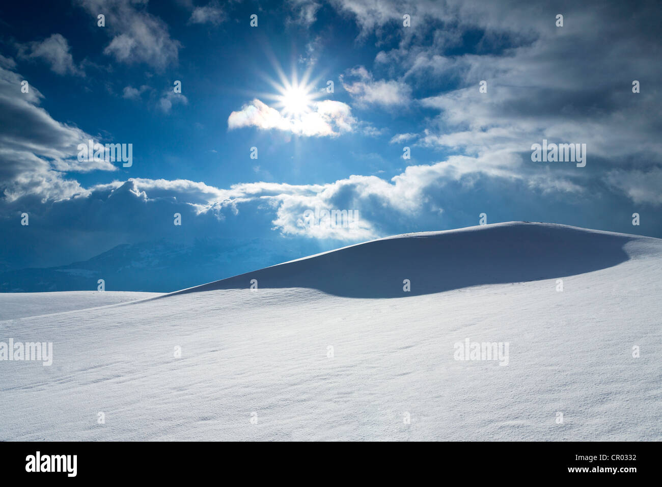 Cornicione di neve che si affaccia l'Alpstein gamma sulla montagna di Rorschach, Svizzera, Europa Foto Stock
