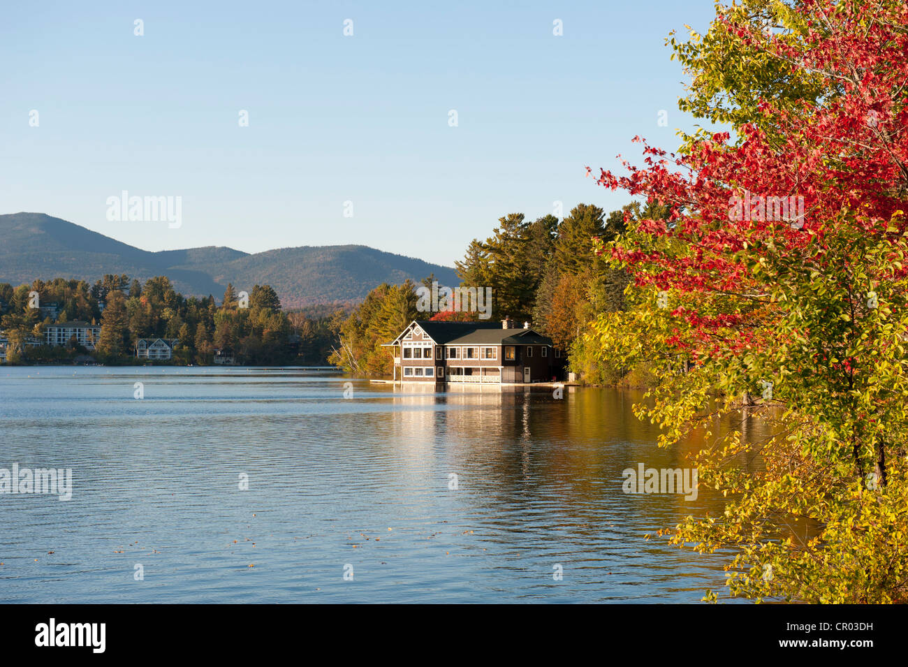 Estate Indiana, fogliame di autunno sul Mirror lake, Lake Placid, Adirondacks, Montagne Adirondack, New York, USA, America del Nord Foto Stock