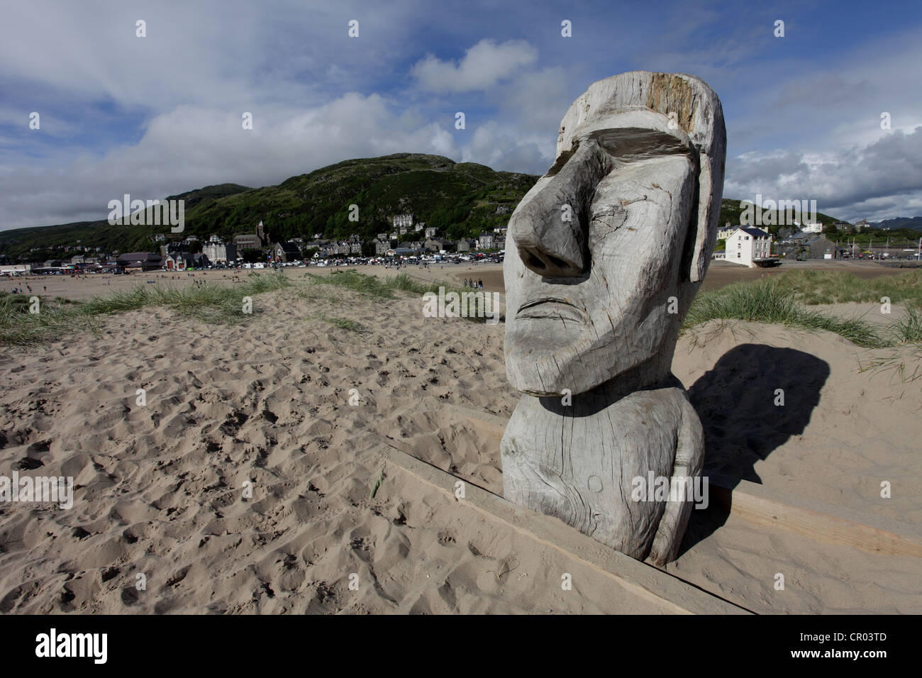 Isola di Pasqua statua di testa su barmouth beach in Galles. Nessuno sa come la statua è venuto a essere lì o che lo ha fatto. Foto Stock