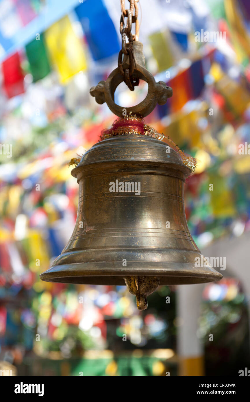 L Induismo, bell, colorati bandiere di preghiera, Mahakal tempio indù, Osservatorio Hill, Darjeeling, West Bengal, Lesser Himalaya, India Foto Stock