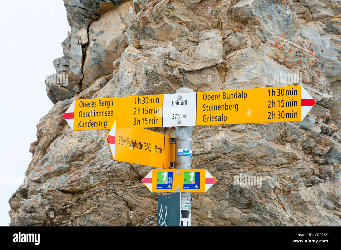 Cartello giallo del Club Alpino Svizzero, SAC, nella parte anteriore delle rocce, Pass Hohtuerli 2778 m, tra Griesalp e Kandersteg, Alpi Foto Stock