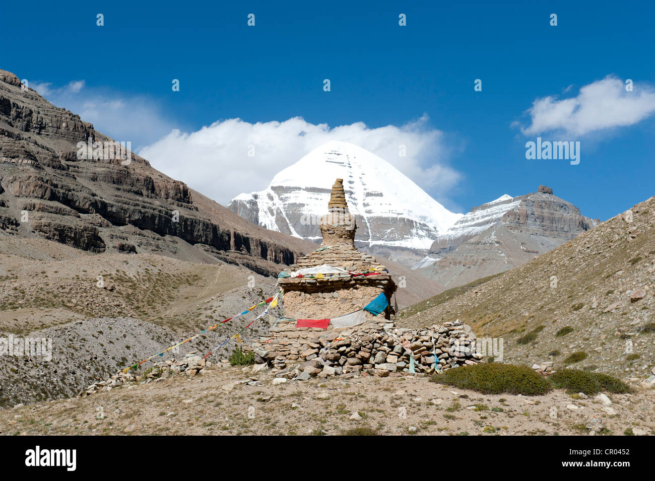Buddismo tibetano, antico stupa, snow-capped sacro Monte Kailash, pista Rinpoce, lato sud con il canale, pellegrina road presso il Foto Stock