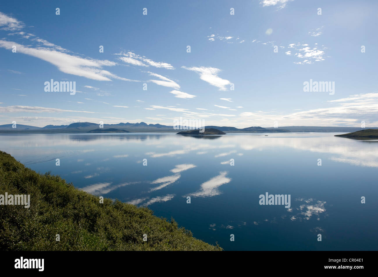Nuvole riflettono nel lago Þingvallavatn, Thingvallavatn, Golden Circle, Islanda, Scandinavia, Nord Europa, Europa Foto Stock