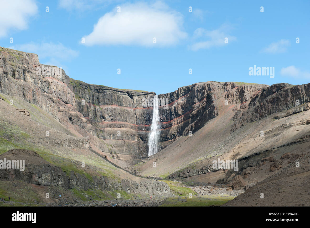 Aspro paesaggio, stream, cascata Hengifoss vicino Egilsstaðir, Islanda, Scandinavia, Nord Europa, Europa Foto Stock