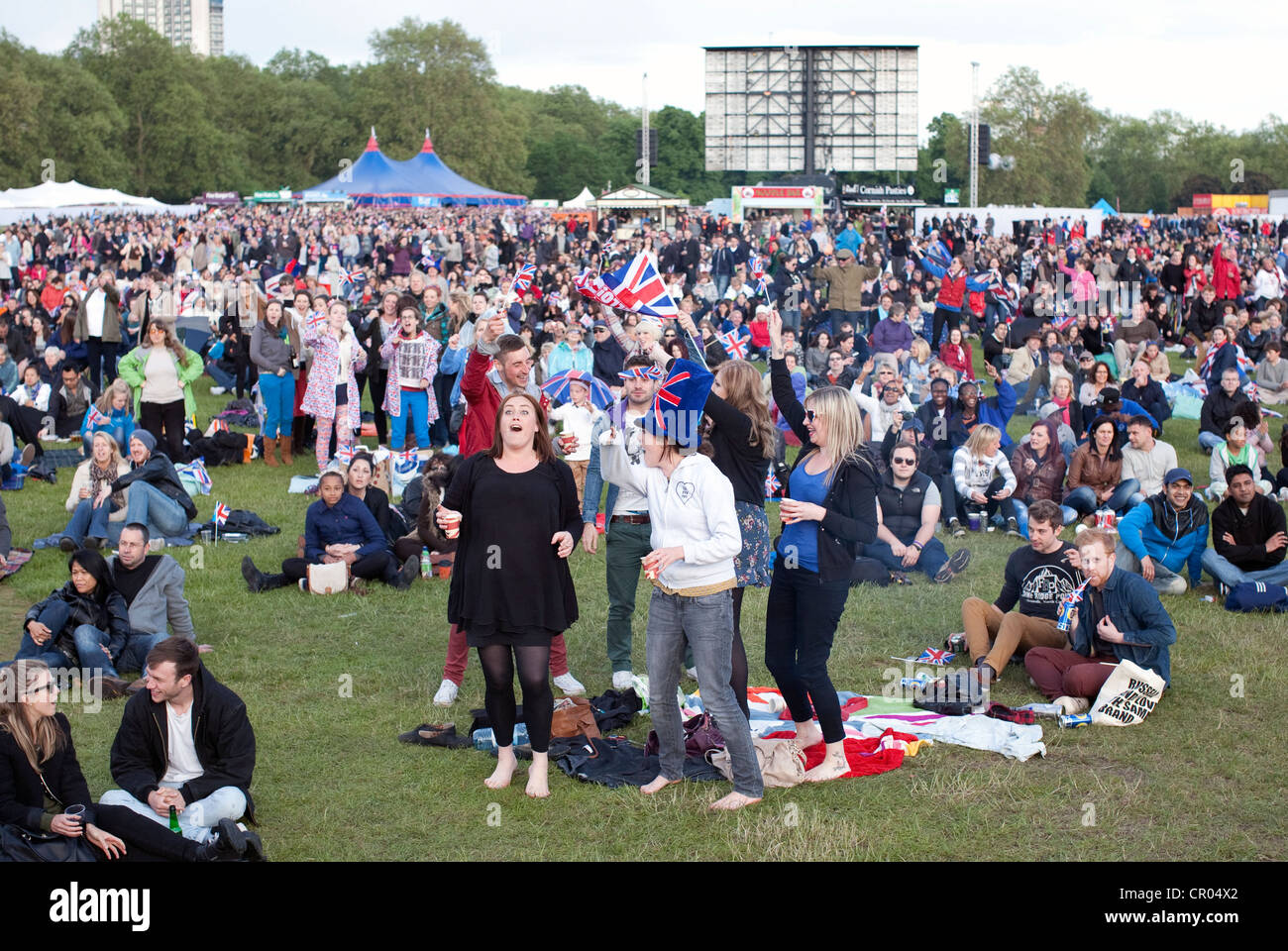 La folla in Hyde Park a guardare il diamante concerto di giubileo su grandi schermi, Londra Foto Stock