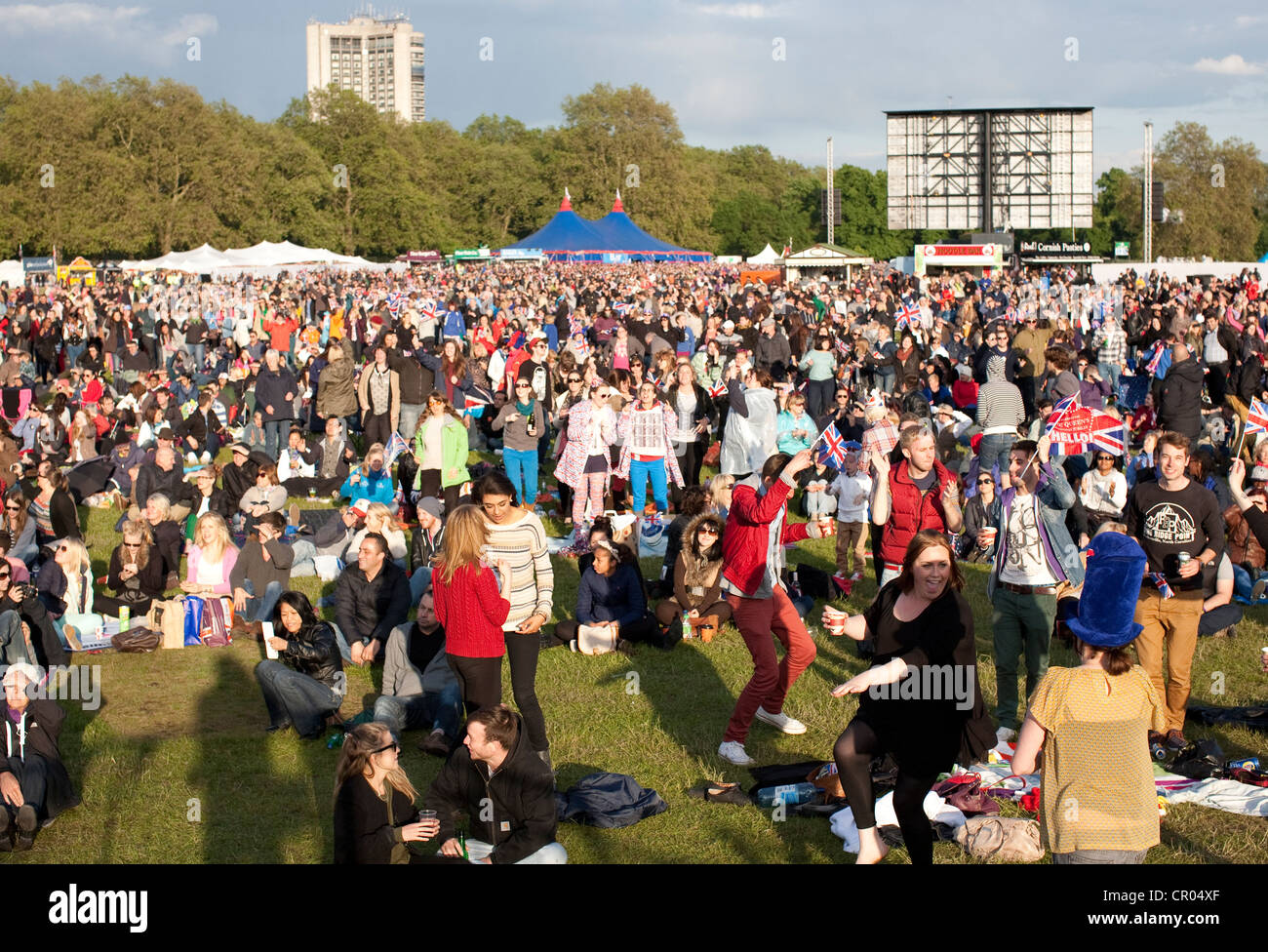 La folla in Hyde Park a guardare il diamante concerto di giubileo su grandi schermi, Londra Foto Stock