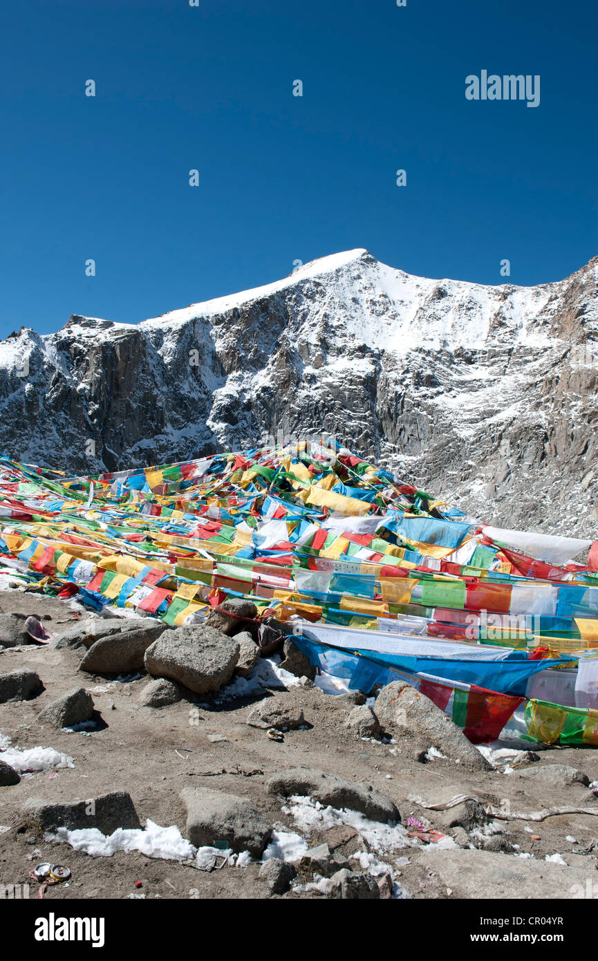 Buddismo tibetano, molti colorati bandiere di preghiera presso il Dolma La Pass, 5670 m, via di pellegrinaggio al Sacro Monte Kailash Foto Stock