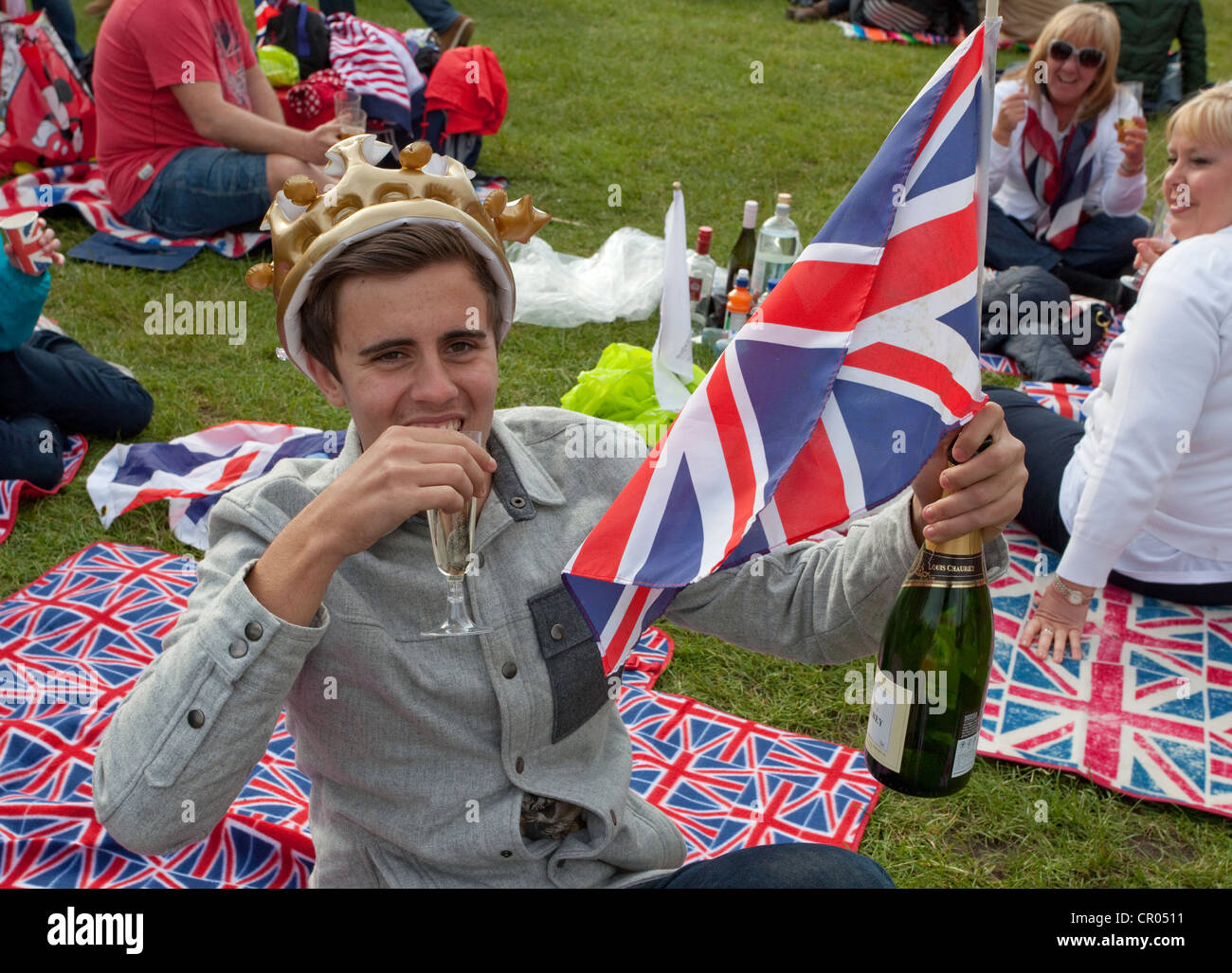 La folla in Hyde Park a guardare il diamante concerto di giubileo su grandi schermi, London - Royal toast ventola la regina Foto Stock