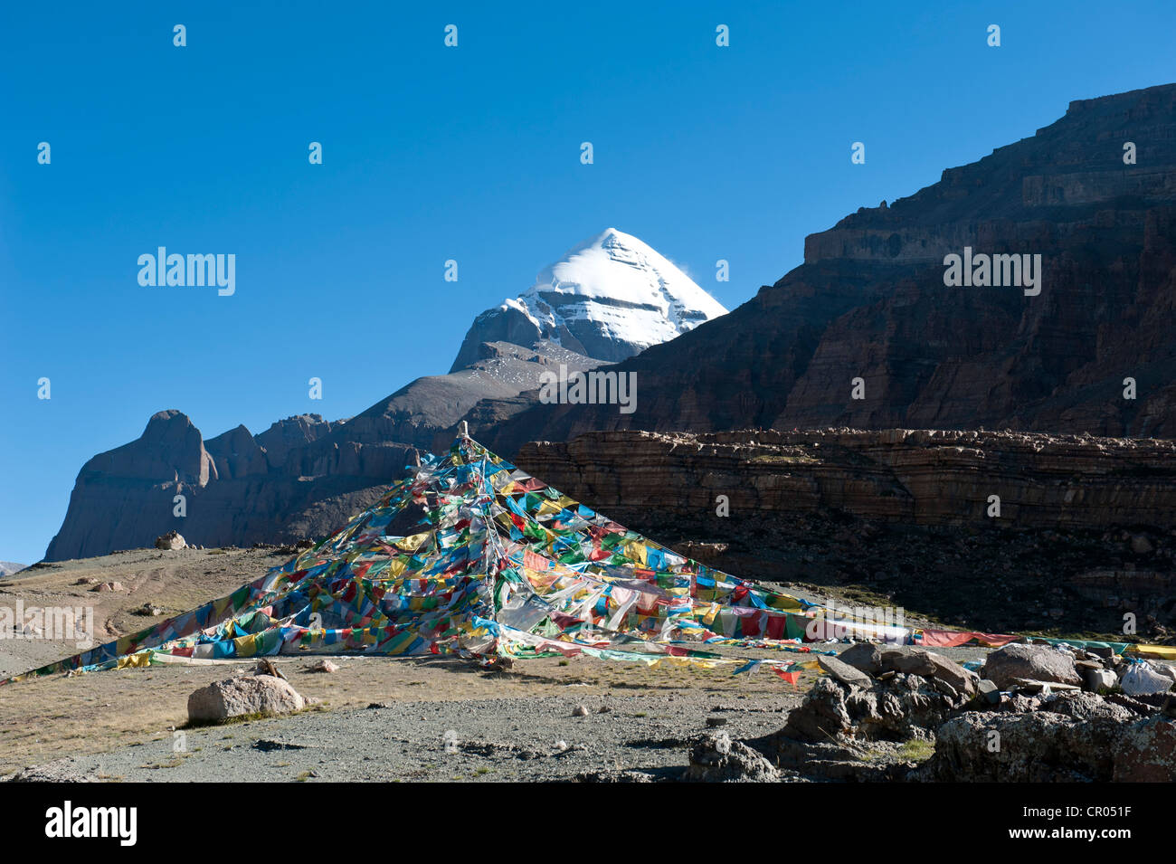 Buddismo tibetano, colorati bandiere di preghiera, Tarboche pennone, coperta di neve santo monte Kailash, pista Rinpoce mountain Foto Stock