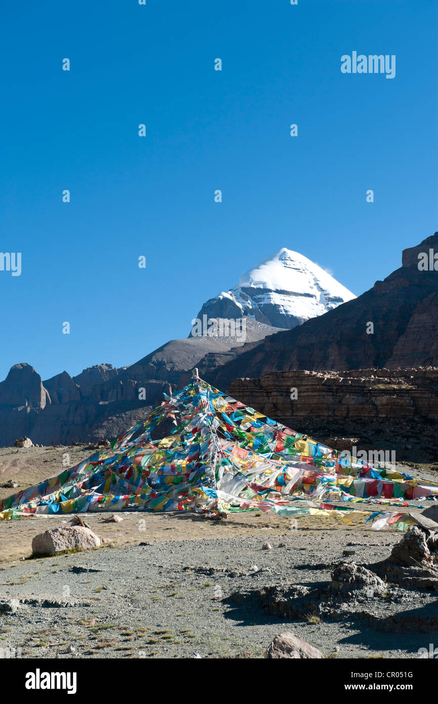 Buddismo tibetano, colorati bandiere di preghiera, Tarboche pennone, coperta di neve santo monte Kailash, pista Rinpoce mountain Foto Stock