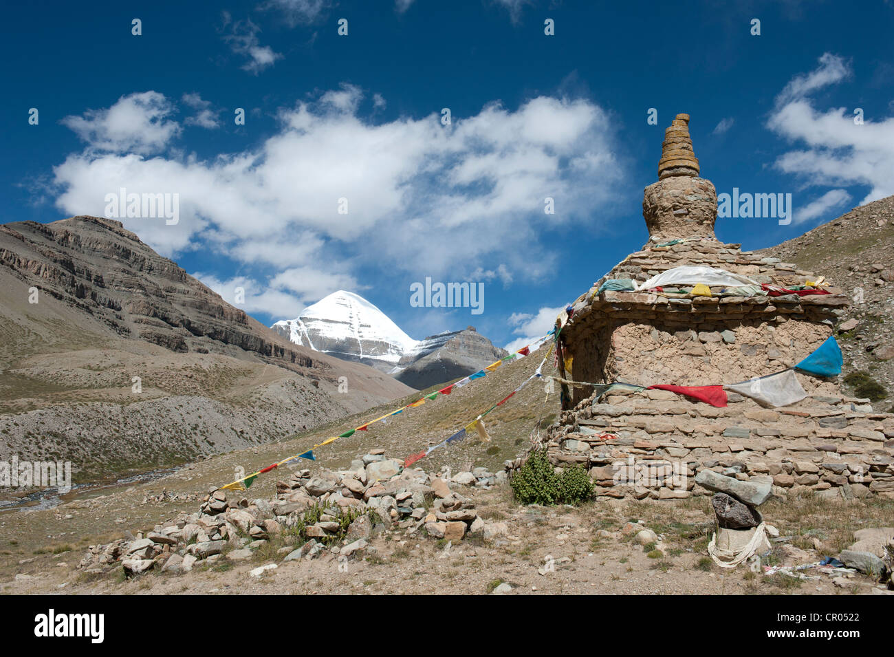 Buddismo tibetano, antico stupa, coperta di neve santo monte Kailash, pista Rinpoce montagna, South face con schisi, sentiero dei pellegrini Foto Stock