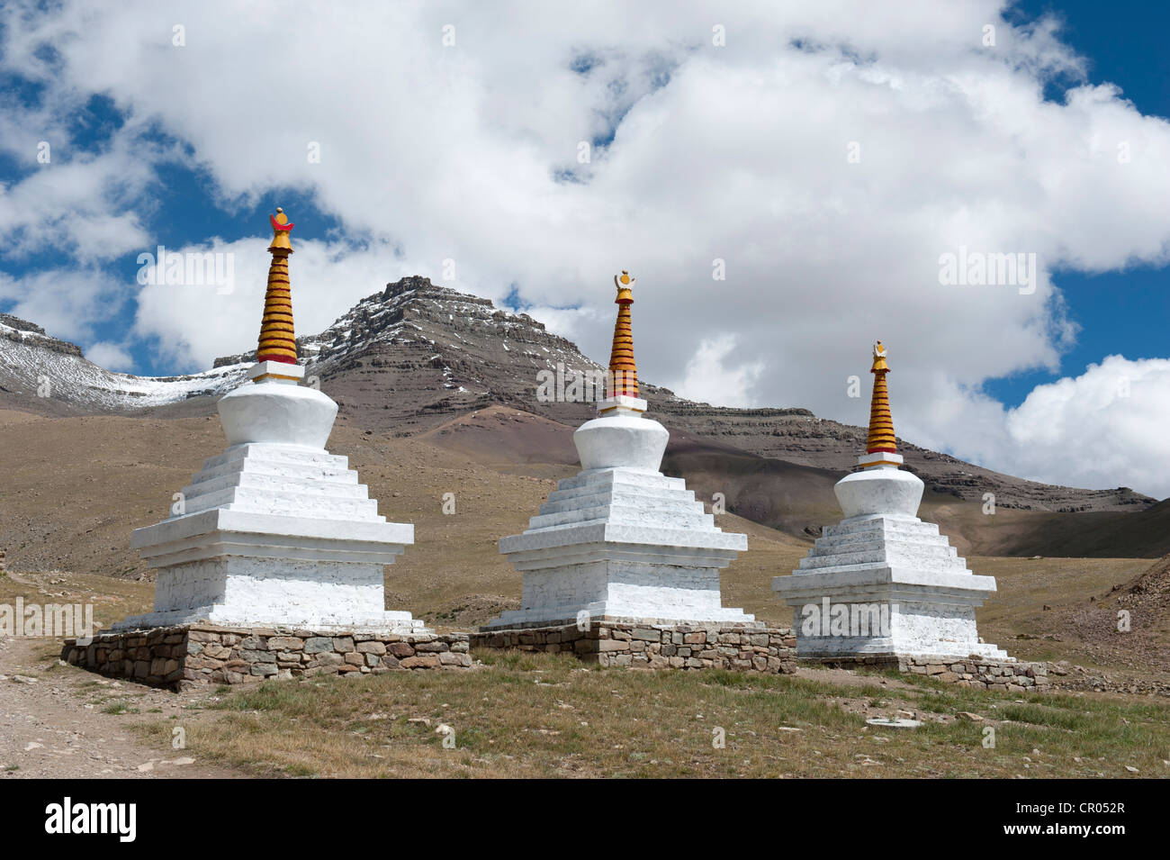 Buddismo tibetano, Gyangdrak Gompa monastero, tre stupa bianchi, la regione intorno al Monte Kailash, prefettura di Ngari Foto Stock