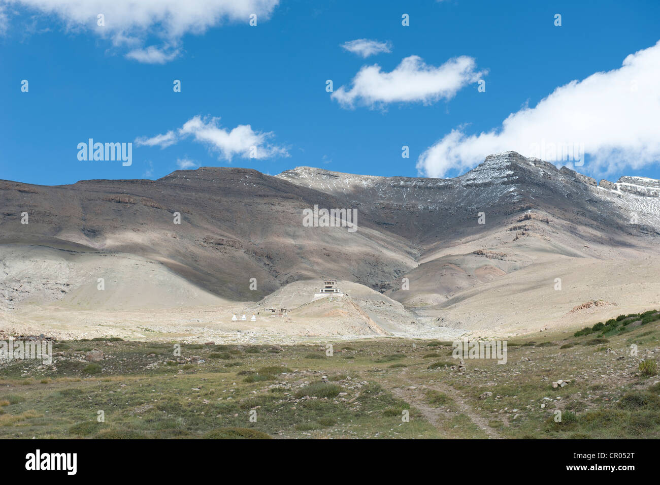 Buddismo tibetano, Gyangdrak Gompa monastero su un pendio di montagna, la regione intorno al Monte Kailash, prefettura di Ngari Foto Stock