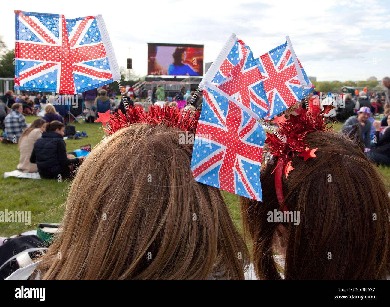 La folla in Hyde Park a guardare il diamante concerto di giubileo su grandi schermi, Londra Foto Stock