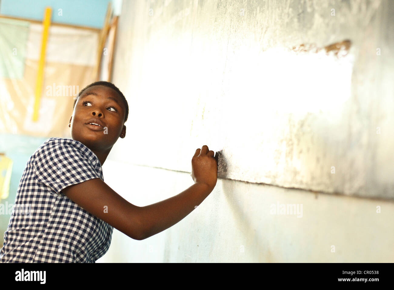 Una ragazza scrive sulla lavagna durante la classe al Groupe Scolaire Bondoukou Est scuola primaria in Bondoukou, regione di Zanzan Foto Stock
