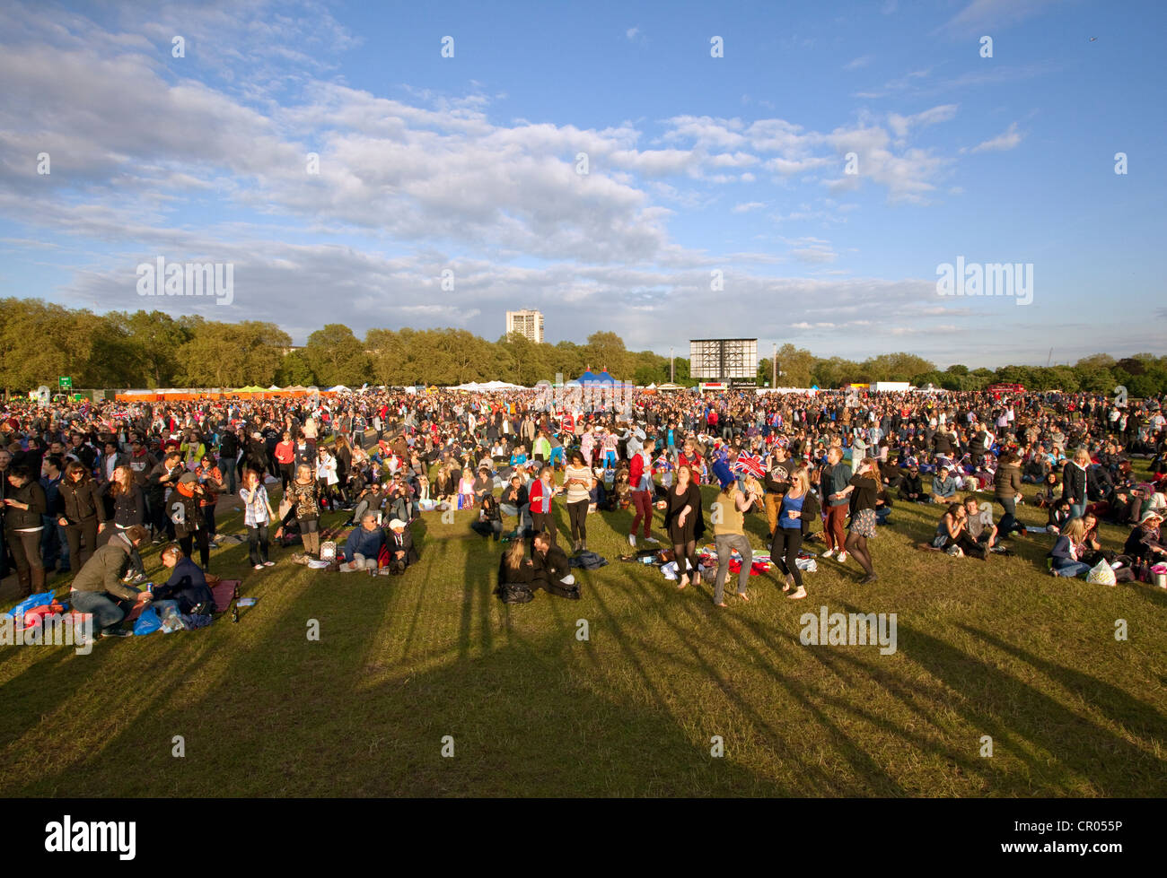 La folla in Hyde Park a guardare il diamante concerto di giubileo su grandi schermi, Londra Foto Stock