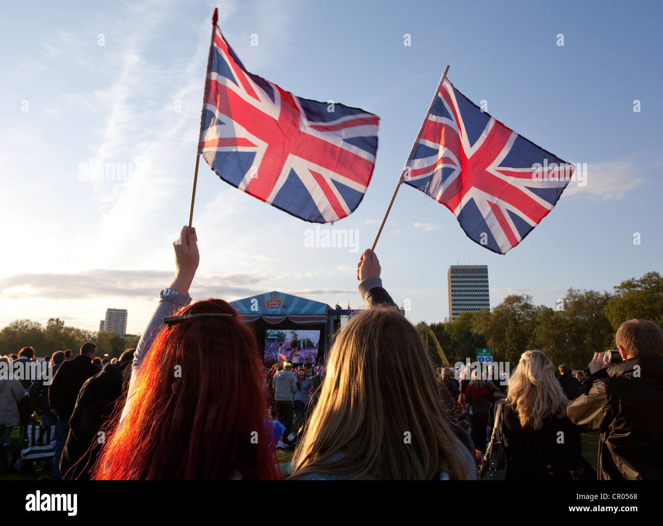 La folla in Hyde Park a guardare il diamante concerto di giubileo su grandi schermi, Londra Foto Stock