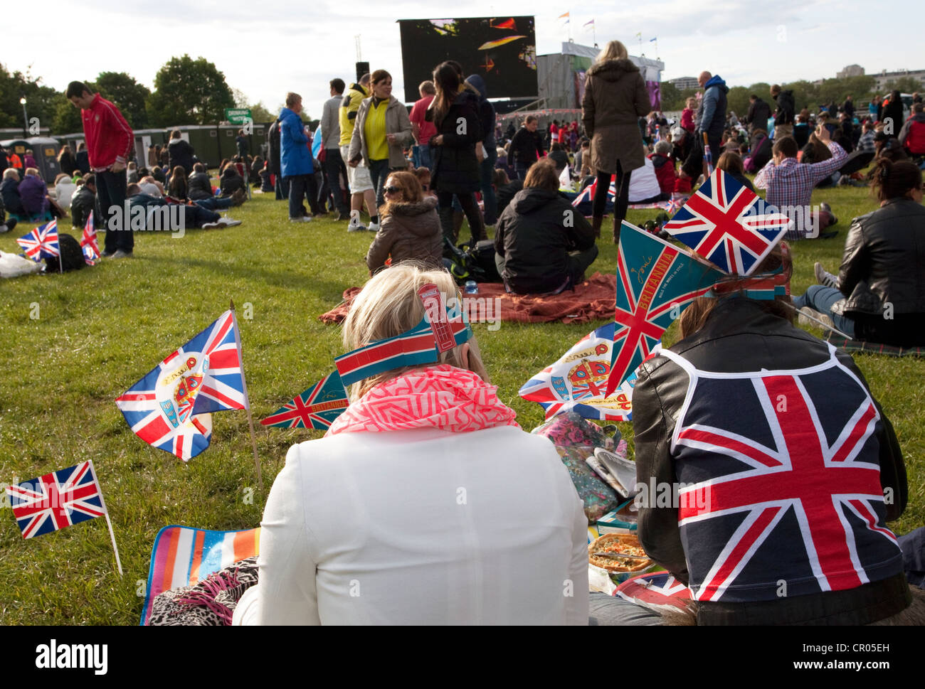 La folla in Hyde Park a guardare il diamante concerto di giubileo su grandi schermi, Londra Foto Stock