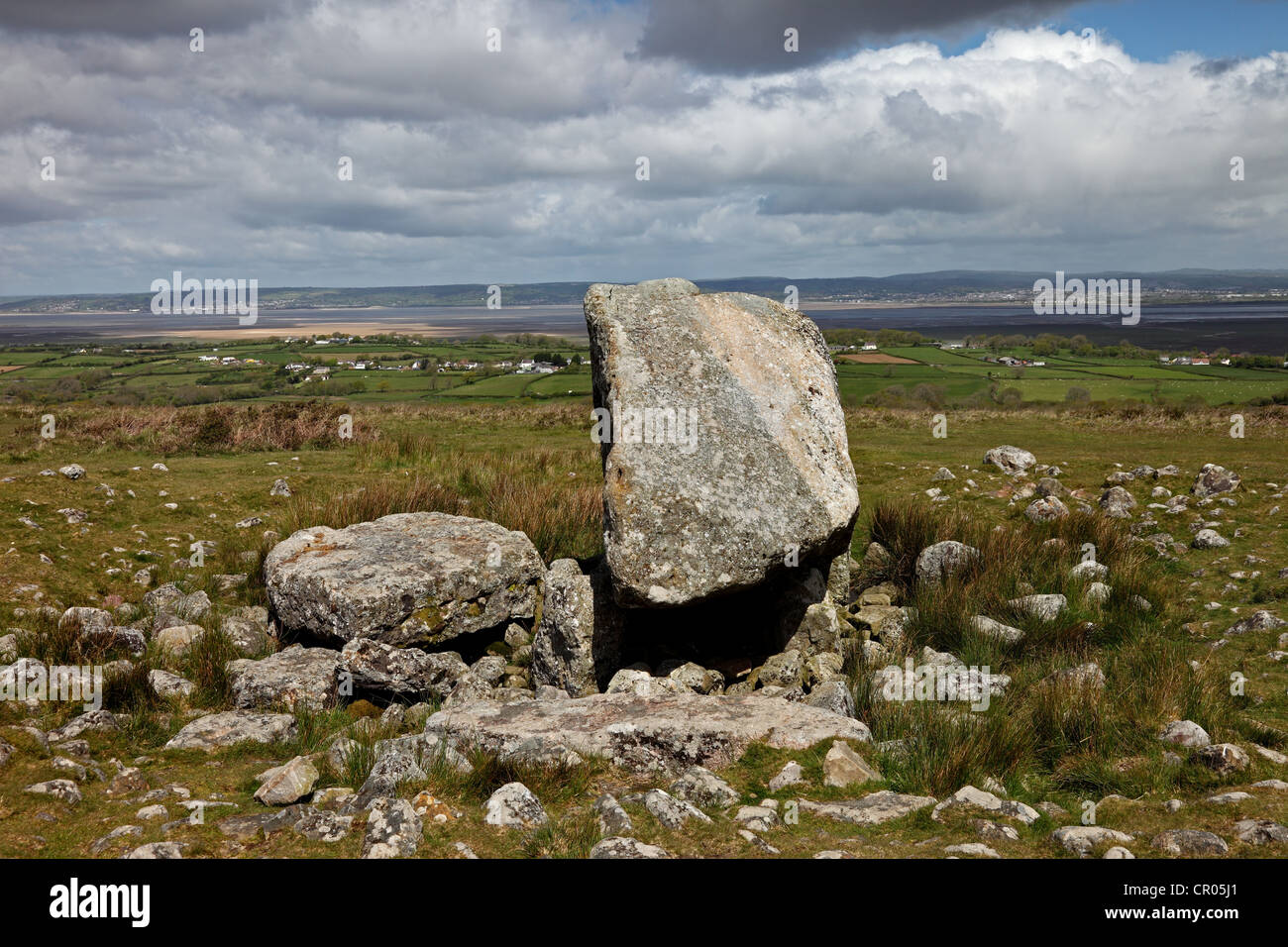 Arthur la pietra di sepoltura camera e la vista sull'estuario del fiume Loughor verso Llanelli Gower Galles Foto Stock