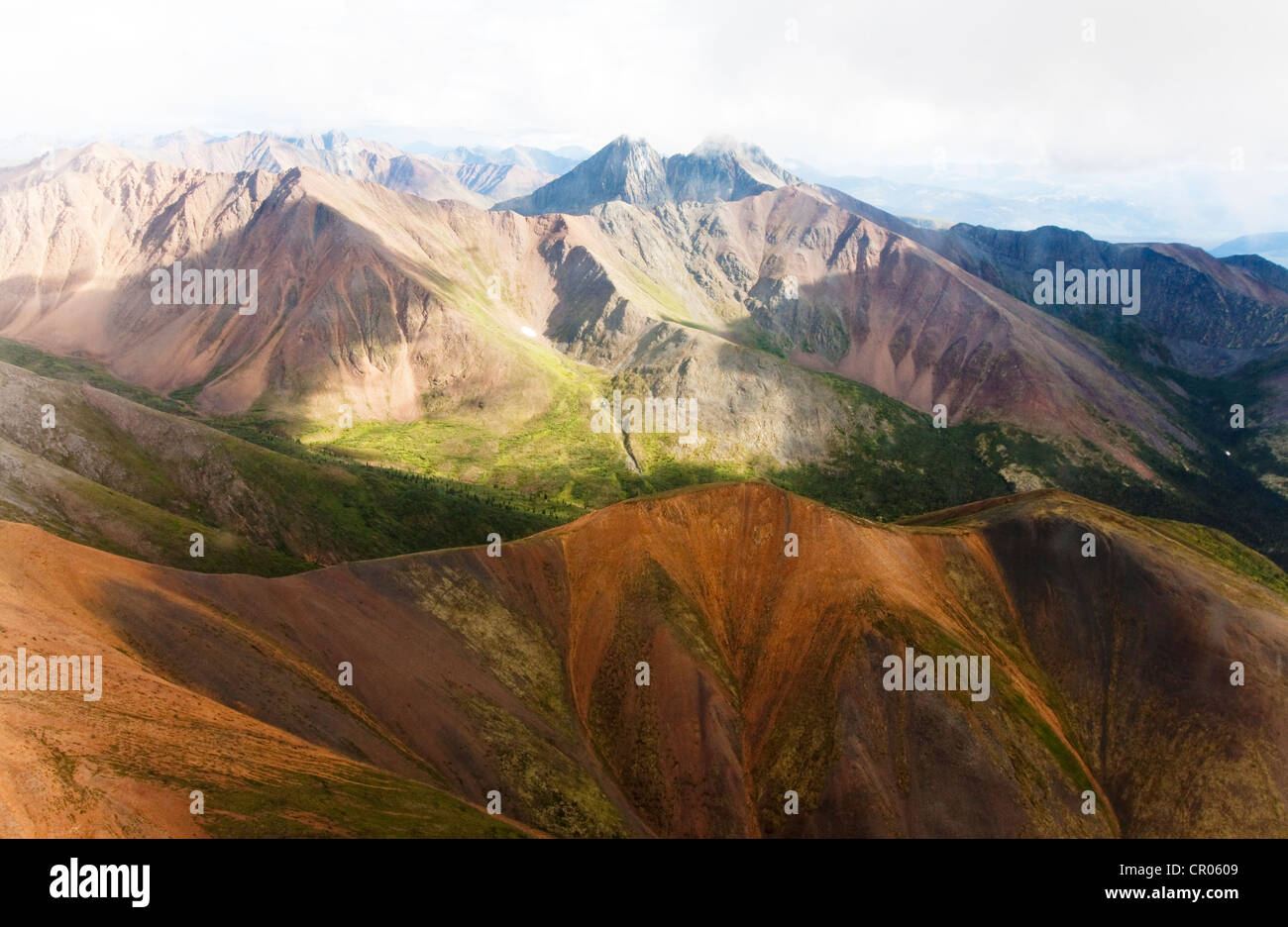 Antenna di ricco di minerali del nord montagne Mackenzie, sbucciare spartiacque Yukon Territory, Canada Foto Stock