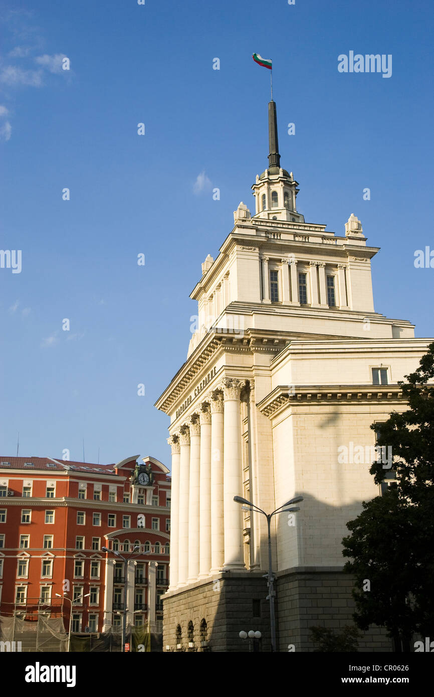 La Bulgaria, Sofia, vecchio edificio del partito comunista su piazza Indipendenza Foto Stock