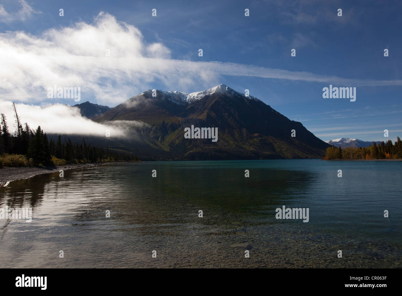 Kathleen Lake, re sul trono dietro, St. Elias montagne, Parco Nazionale Kluane e riserva, Yukon Territory, Canada Foto Stock