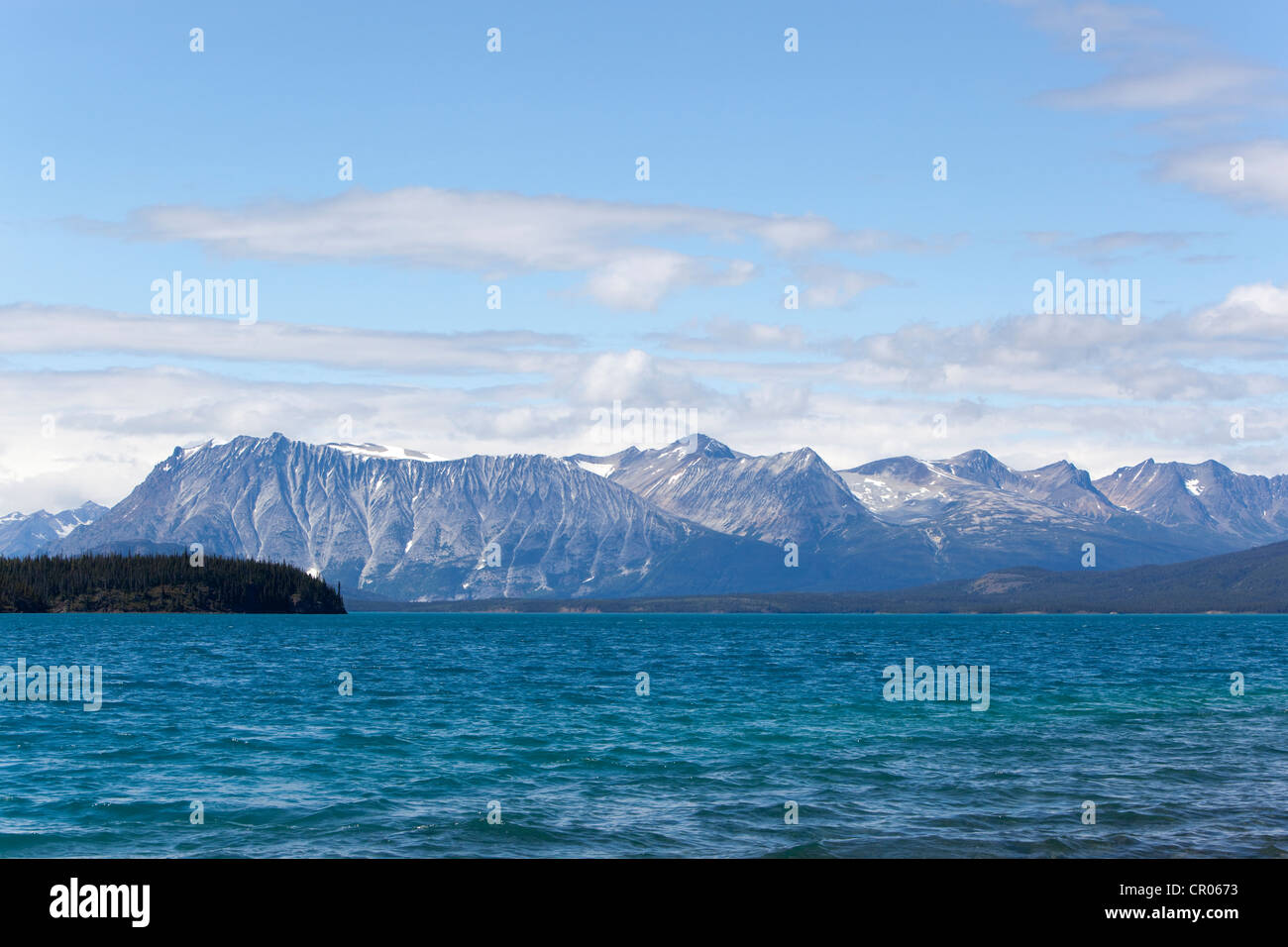 Atlin lago, le montagne alle spalle, Tagish Highland, Mount Fetterly, British Columbia, Canada, America Foto Stock