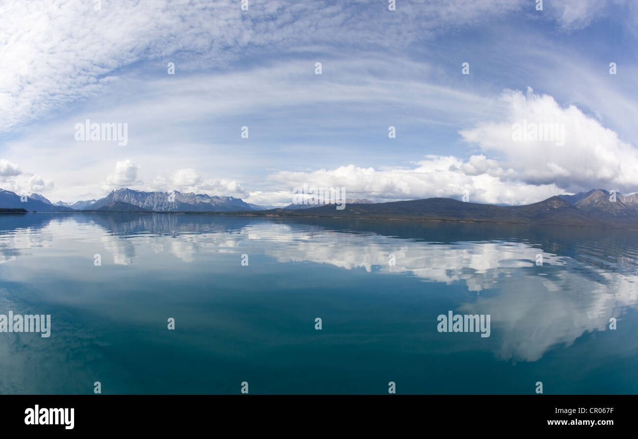 Il Cloud riflessioni sul tranquillo Lago Atlin, montagne dietro, Tagish Highland, British Columbia, Canada, America Foto Stock