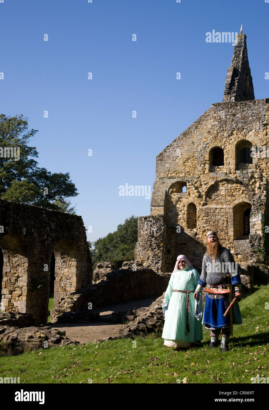 Regno Unito. In Inghilterra. Abbazia di Battle. East Sussex. Matura in costume medievale. Foto Stock