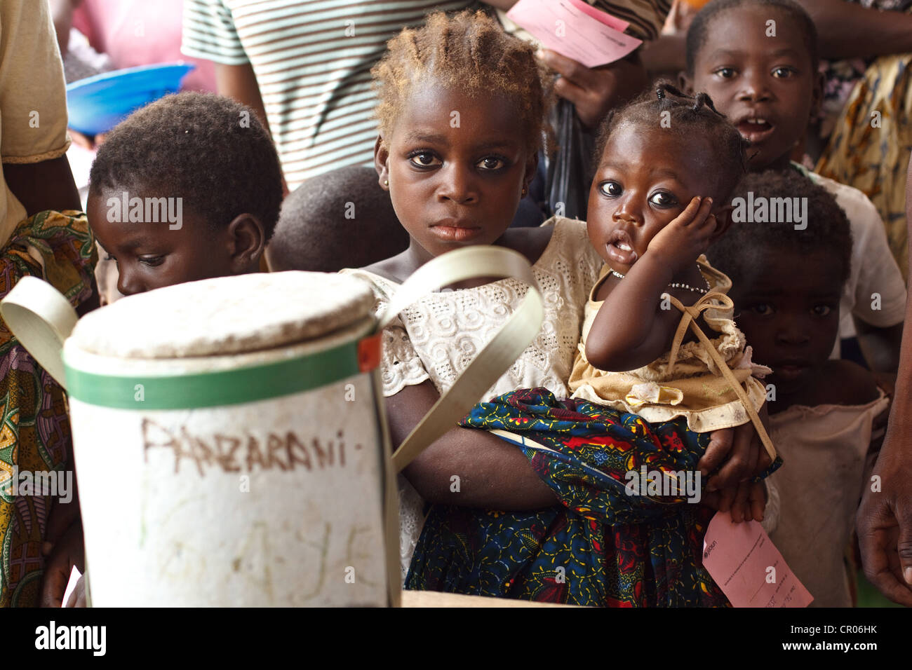 Bambini attendere per ottenere vaccinati durante un nazionale di vaccinazione contro il morbillo campagna presso la Panzarani centro salute Foto Stock