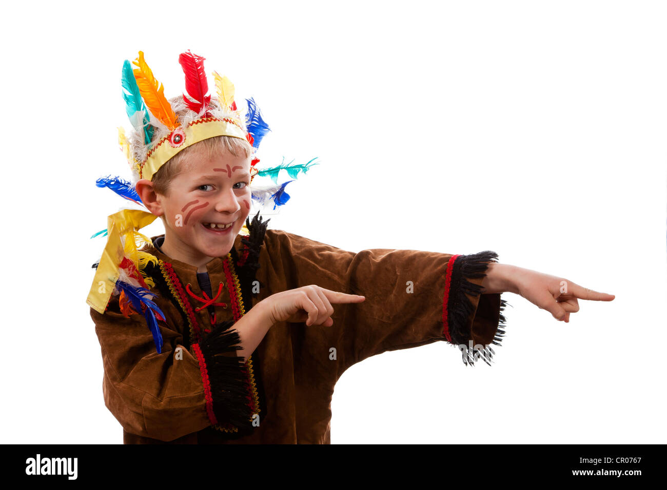 Un ragazzo, 7 anni, indossando American Indian Fancy Dress Foto Stock