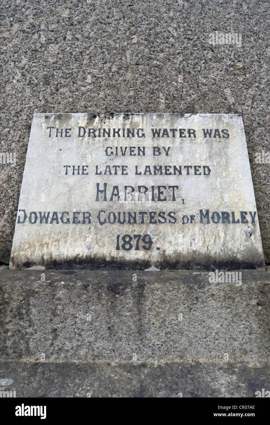 1879 lapide segna il migliore sistema di approvvigionamento di acqua potabile fornita da Chudleigh, Devon, Inghilterra, dall'dowager contessa di morley Foto Stock