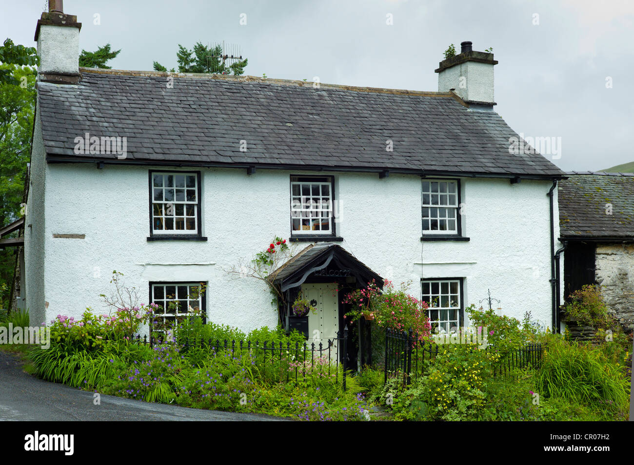 Regione dei laghi pittoreschi cottage e vicolo del paese a Troutbeck nel Parco Nazionale del Distretto dei Laghi, Cumbria, Regno Unito Foto Stock